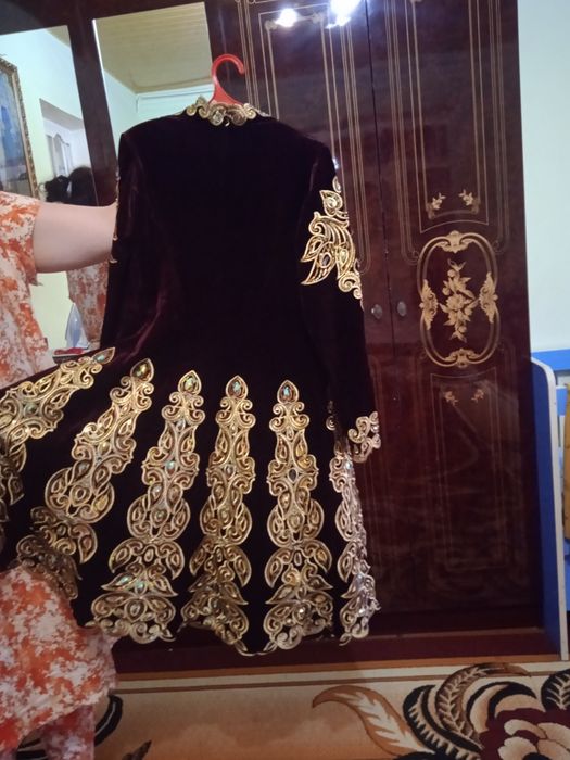 Zar xalat va toʻr dastroʻmoli bilan