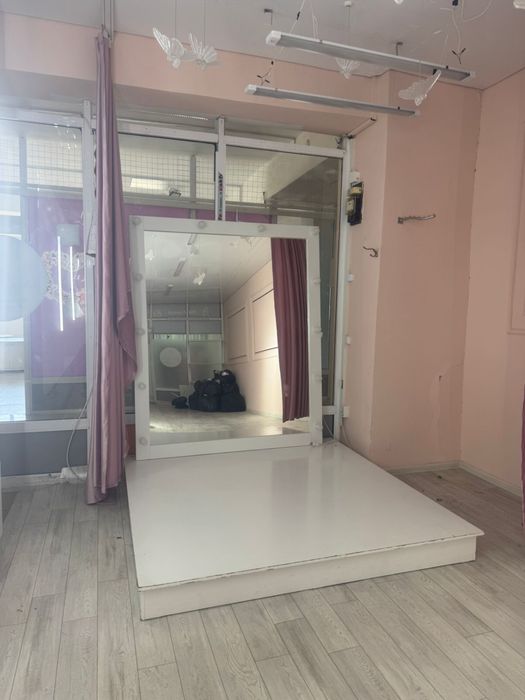 Продоется подиум с зеркало, шкафчик