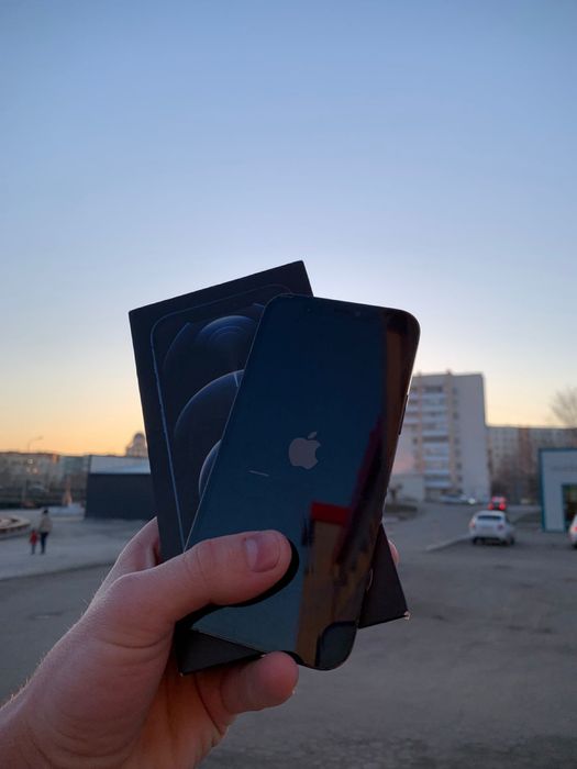 Продам айфон 12 про