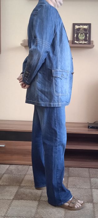 Джинсовый пиджак 5000тг.