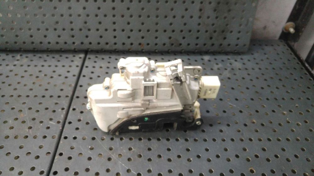 Broasca usa stanga fata audi a4 b7 8e 8e1837015aa