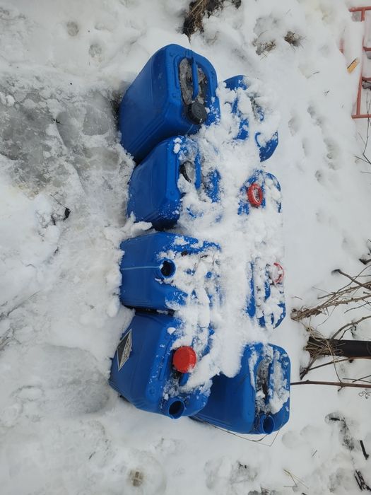 Продам кинистры 25 литров