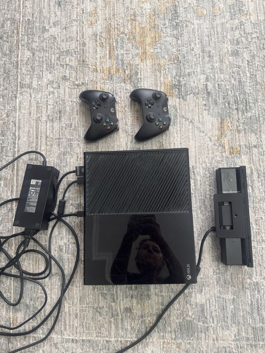 Xbox One 500GB + 2 геймпада + Kinekt