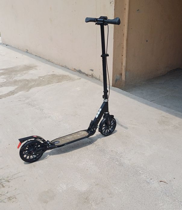 Самокат скутер удобен в управлении