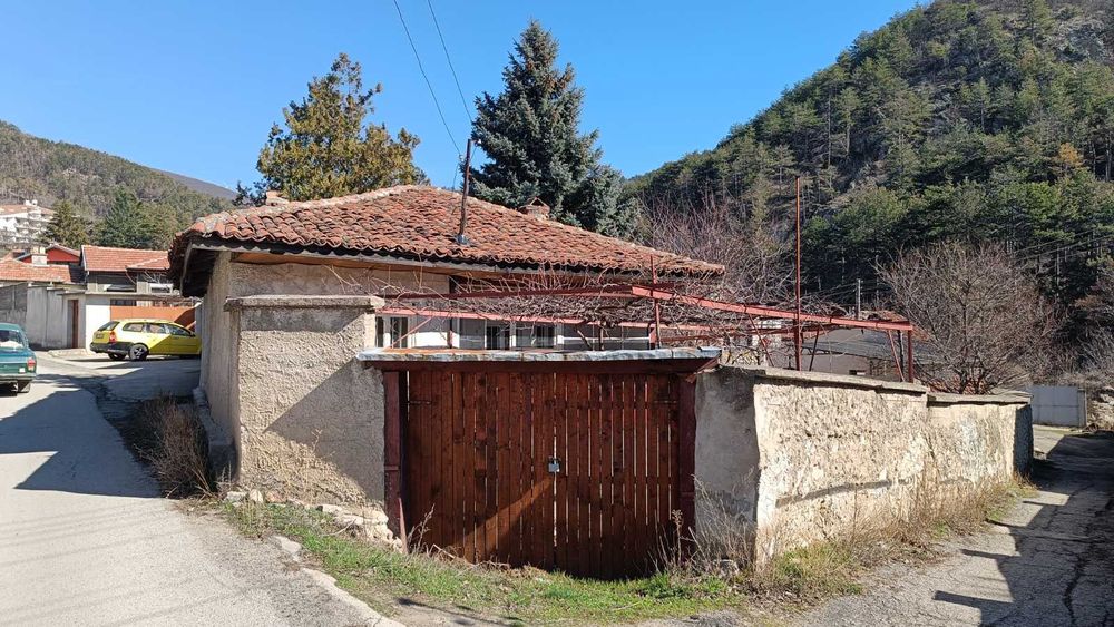 Продава къща в село Енина