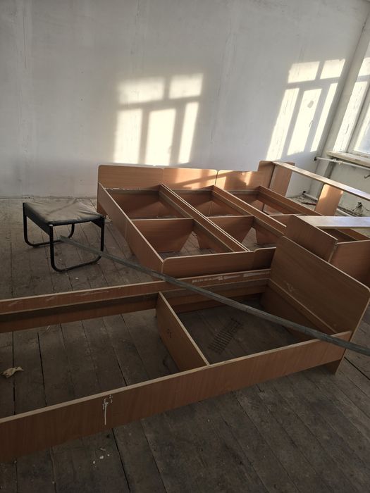 Продам кровать , тумбы, шкафы