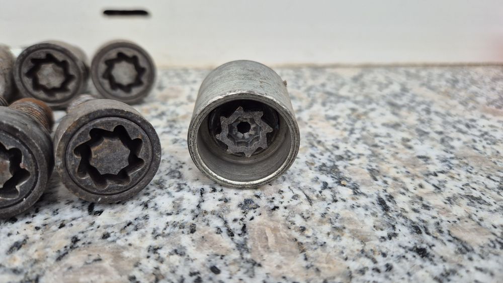 Set cheie si 8 antifurturi VW skoda seat audi