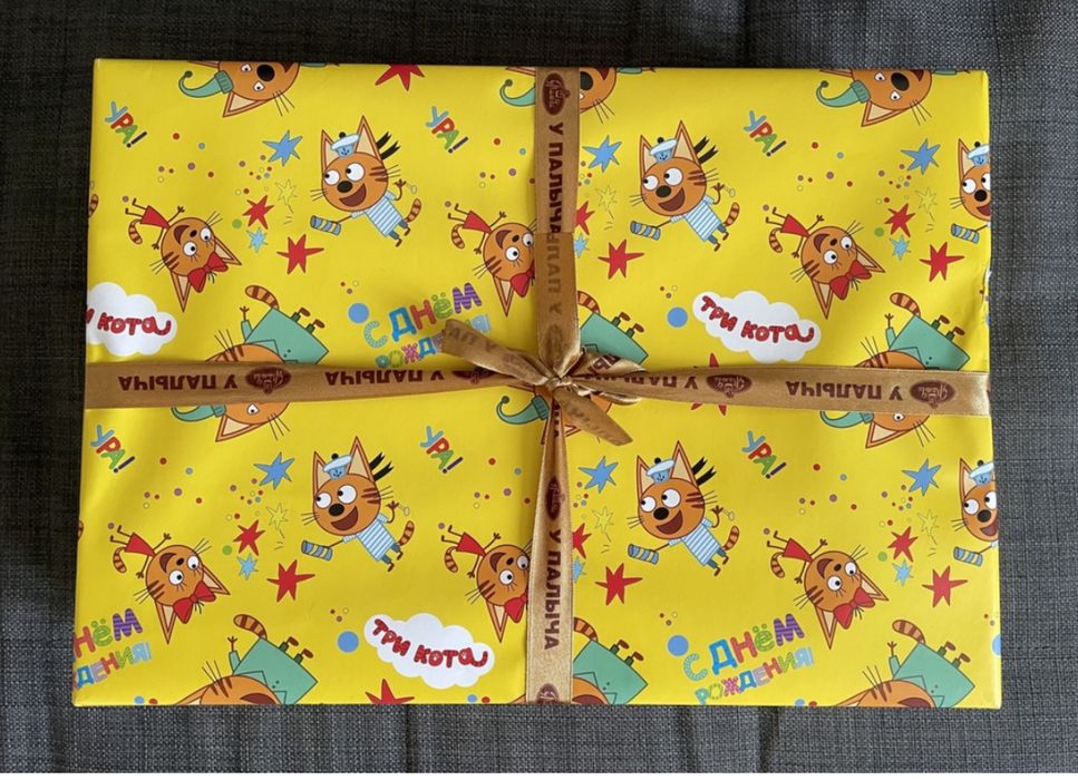 яркая упаковочная крафтовая бумага для заворачивания подарка Три кота