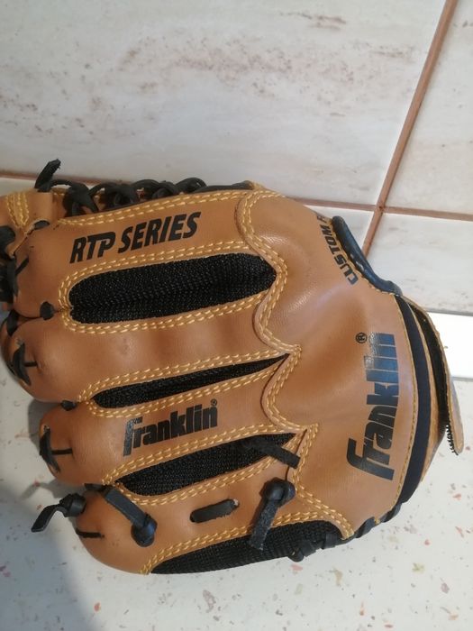 Manusi de baseball și minge oficiala