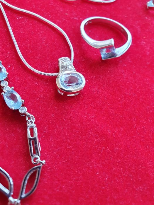 Продам серебряный гарнитур с голубым топазом.