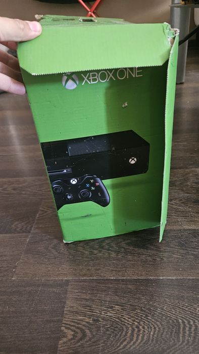 Xbox one с оригинална кутия и безжичен джойстик