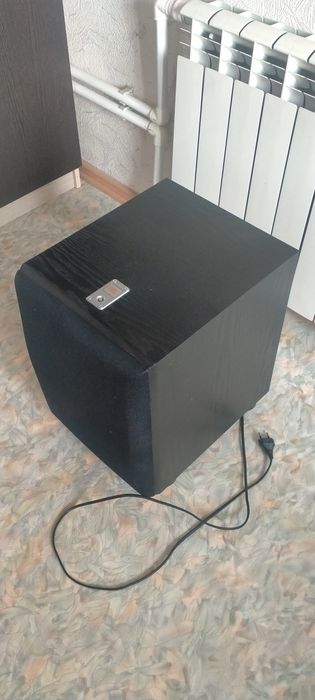 Сабвуфер активный JBL.