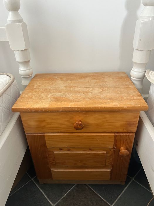 Дървени мебели, пералня, легла с матраци, използвани