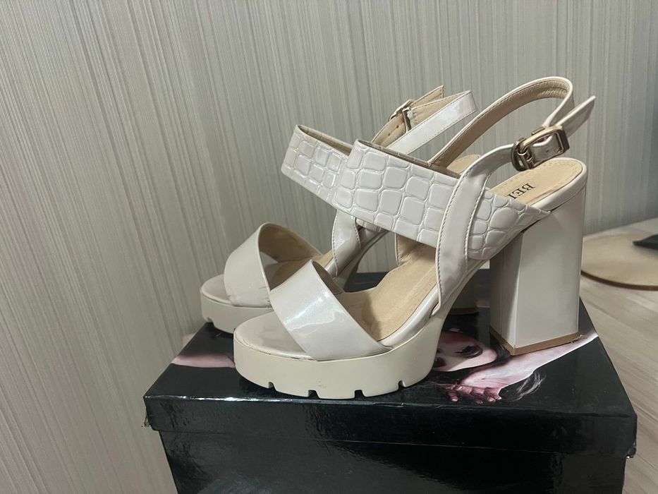 Продам босоножки