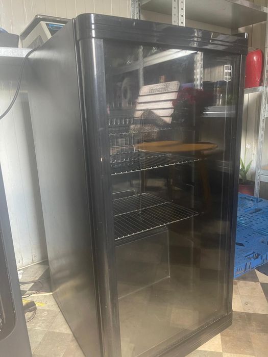 Vitrină cu usa sticla