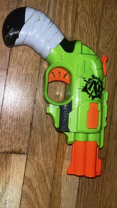 Продавам бластер Nerf Zombie Strike Hammershot + 7 патрона