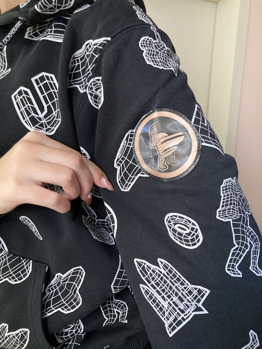 CLOCKHOUSE Топло худи с интересен елемент на единия ръкав(снимано)