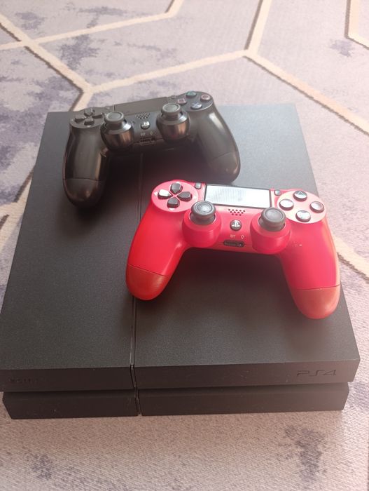 Продам PS4 в хорошем состоянии