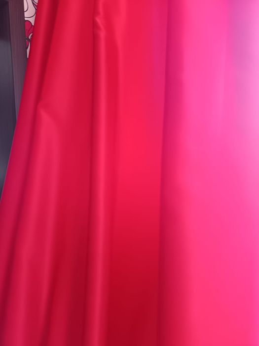 Продаю шторы  красные