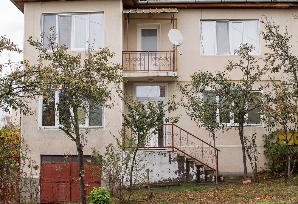 Vand casa cu 6 camere si teren in Buzias