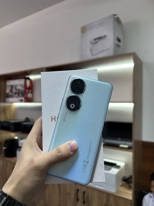 Honor 90.