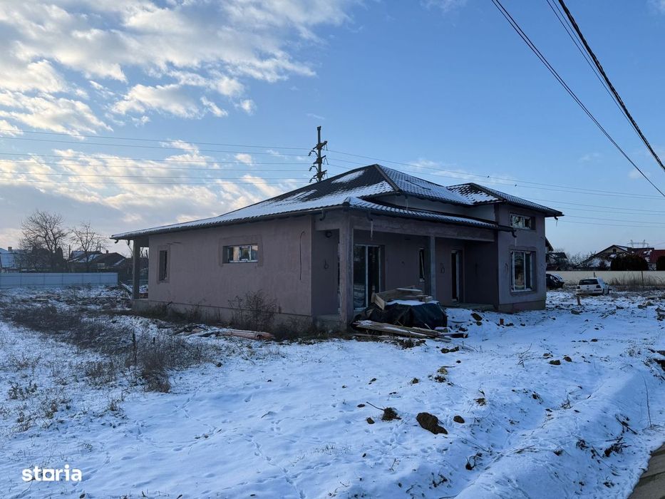 De vanzare casa semifinisata la 5 min de Roman,suprafata teren 1300mp