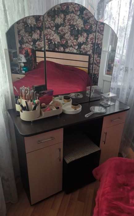 Продам туалетный столик