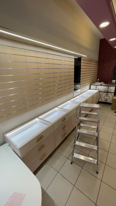 Mobilier magazin, dulap, panourii prezentare, expunere