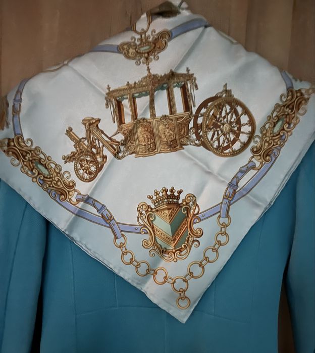 Копринени шалове - аксесоар към всяка дреха