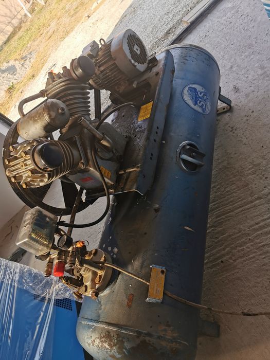 Vând compresor 300 litri