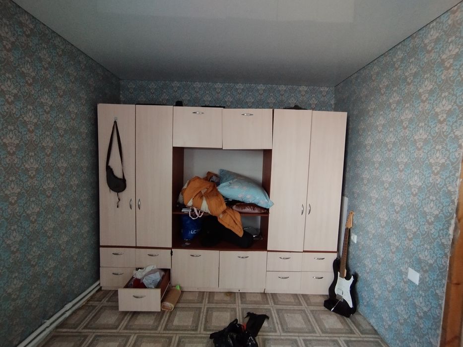 Продам, кровать и шкаф.