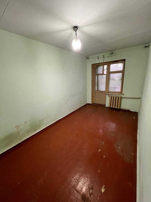 Продается 4-комнатная квартира под капитальный ремонт!