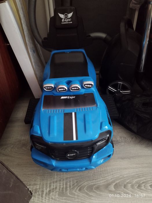 Продаю детскую машинку