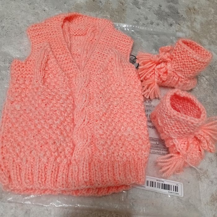 Жилетка и пинетки  для малыша