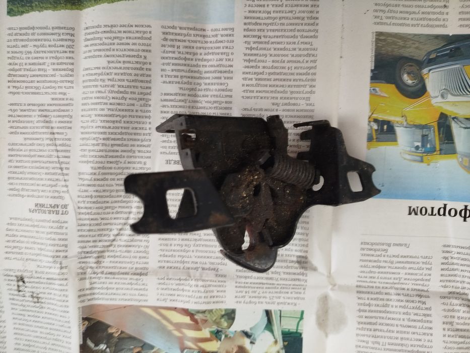 Продам на Гольф 3 замок капота