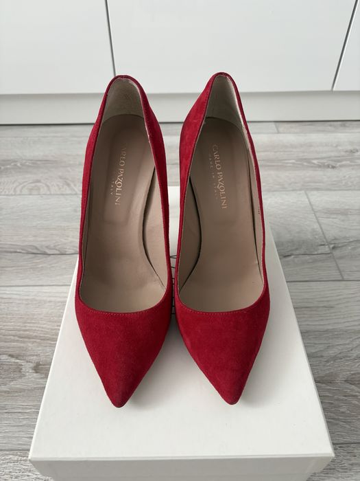 Красивые красные туфли