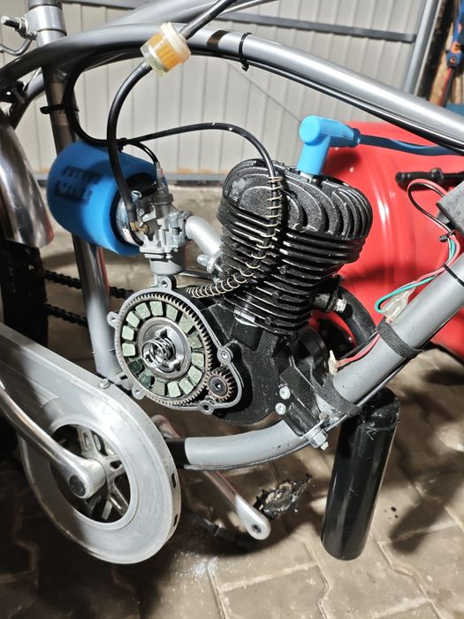 Vand bicicleta cu motor custom
