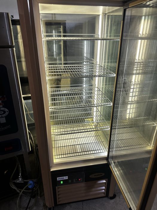 Сладкарска хладилна витрина