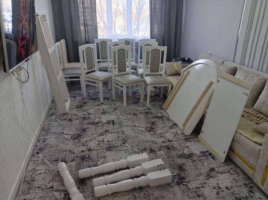 Продам срочно стол со стулями