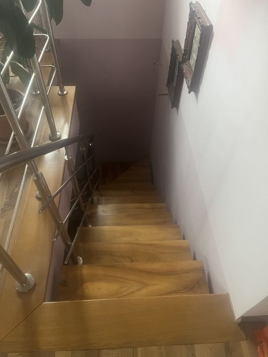 Scară de fier demontabilă imbrăcată în lemn de nuc