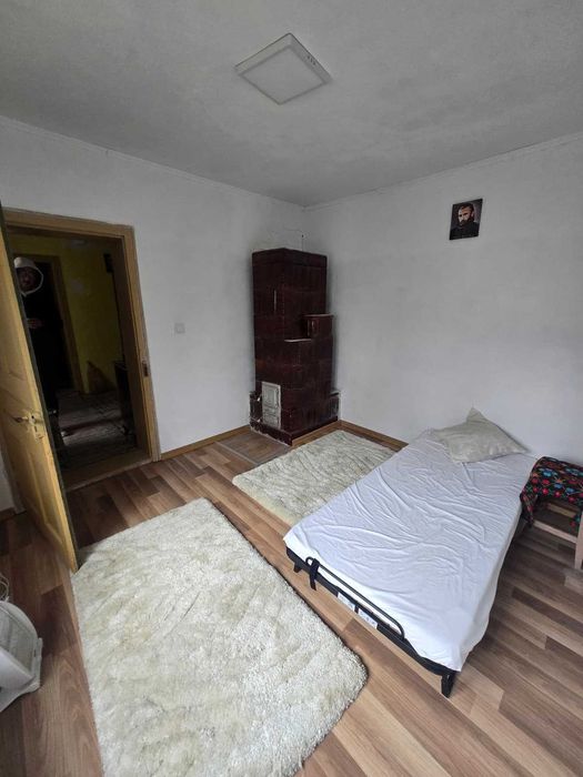 Vand casa din caramida cu 4 camere si garaj / Teren 900mp