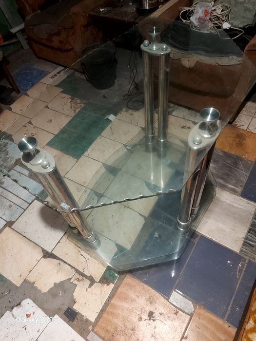 Стеклянный столик