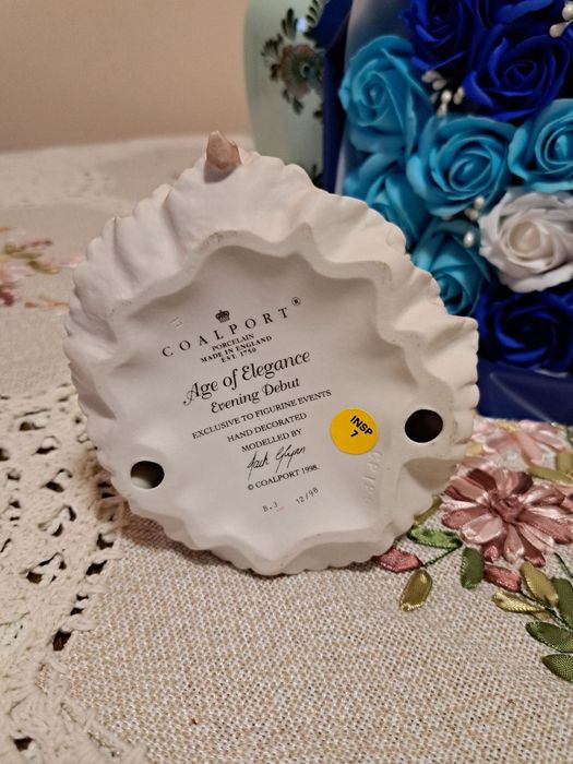 Продават се порцеланови фигури