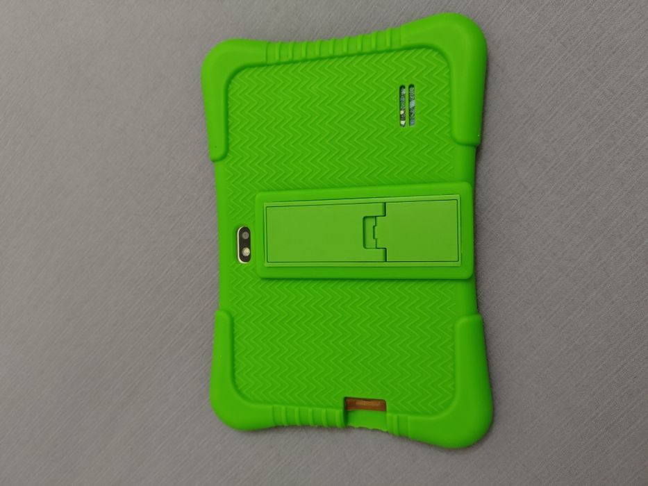 Планшет детский с симкой в силиконовом чехле