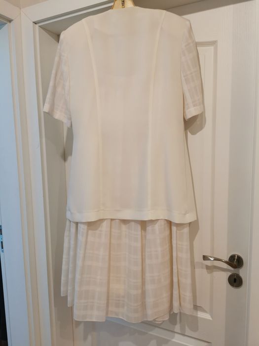 Дамски елегантен костюм  в цвят екрю.