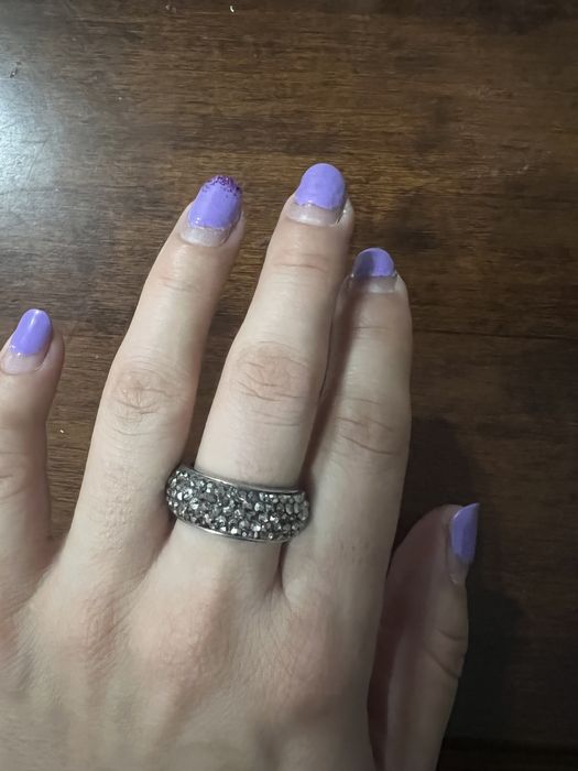 2 xil rangi uzuk. Juda chiroyli va sifati alo. Qulga yarawadi.