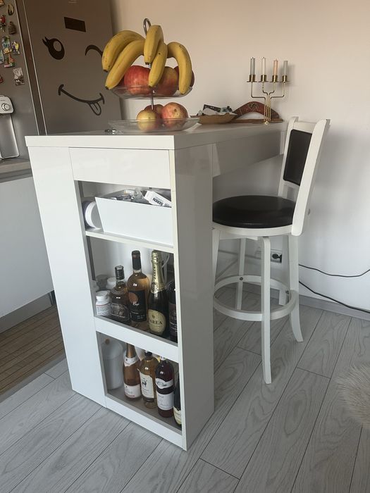Vand masa bar plus un scaun in stare buna