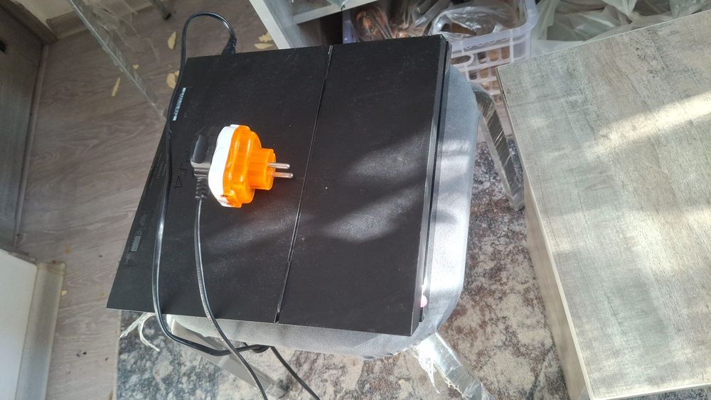 Продам Ps 4 2 джостика рабочим состояние + с играми