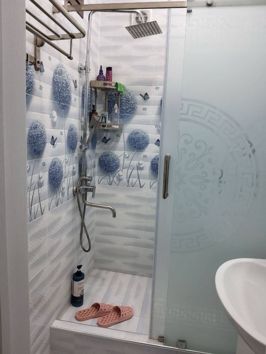 Срочно ижарага берилади 2 хонали 2 этаж 350$ . Адрес Шохи Зинда .