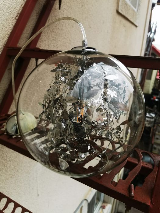 Vând lustra glob de sticla circa 30cm diametru model deosebit